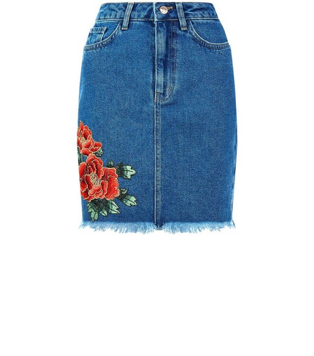 jupe-en-jean-bleue-taille-haute-%C3%A0-d%C3%A9tail-floral-appliqu%C3%A9.jpg