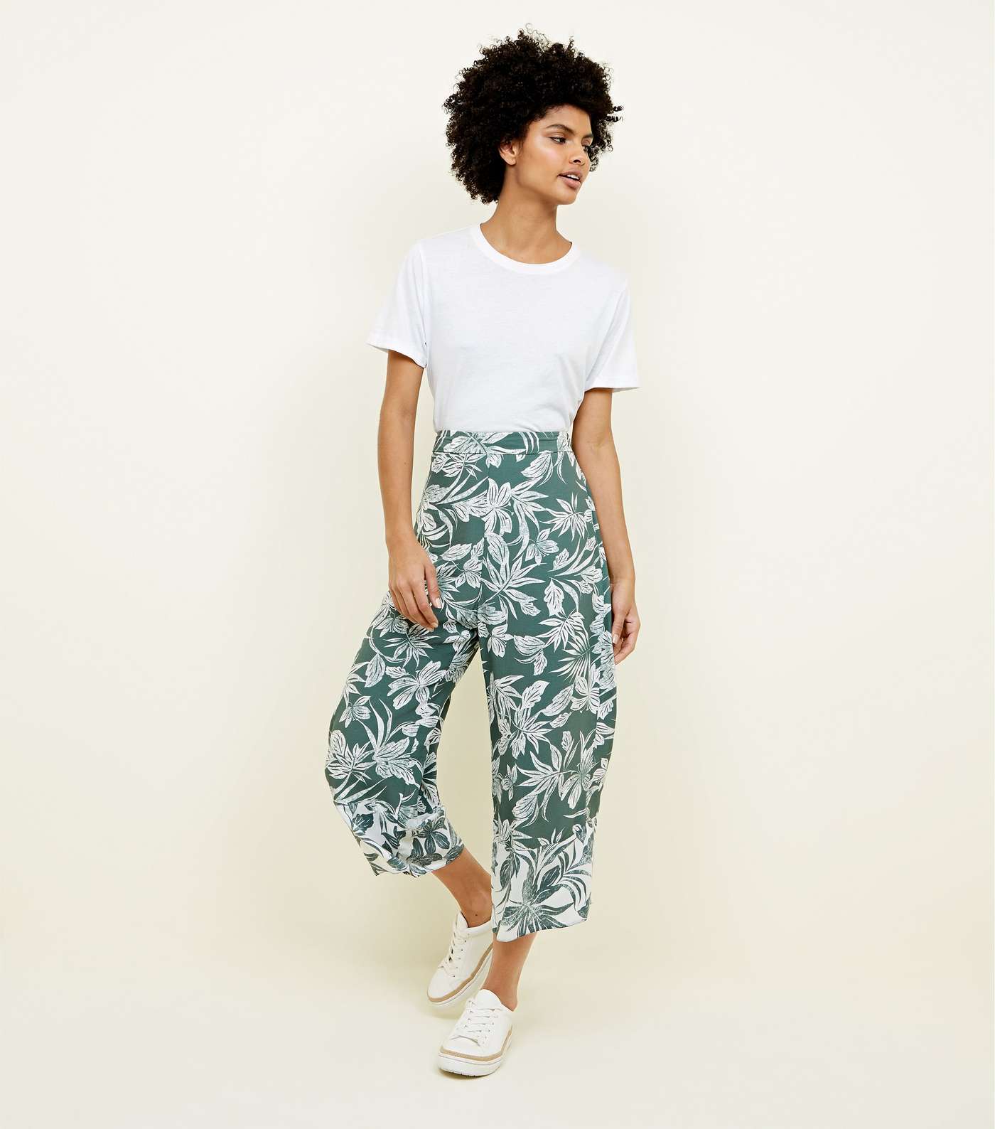 Green Tropical Leaf Print Cropped Trousers Image 6