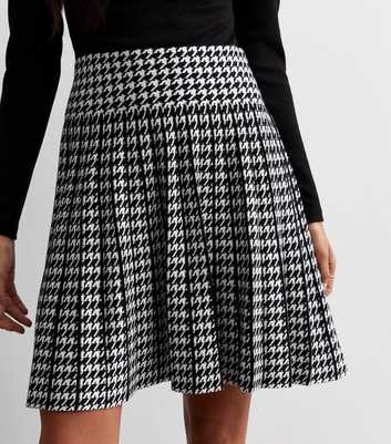 Cameo Rose Black Dogtooth Print Pleated Mini Skirt