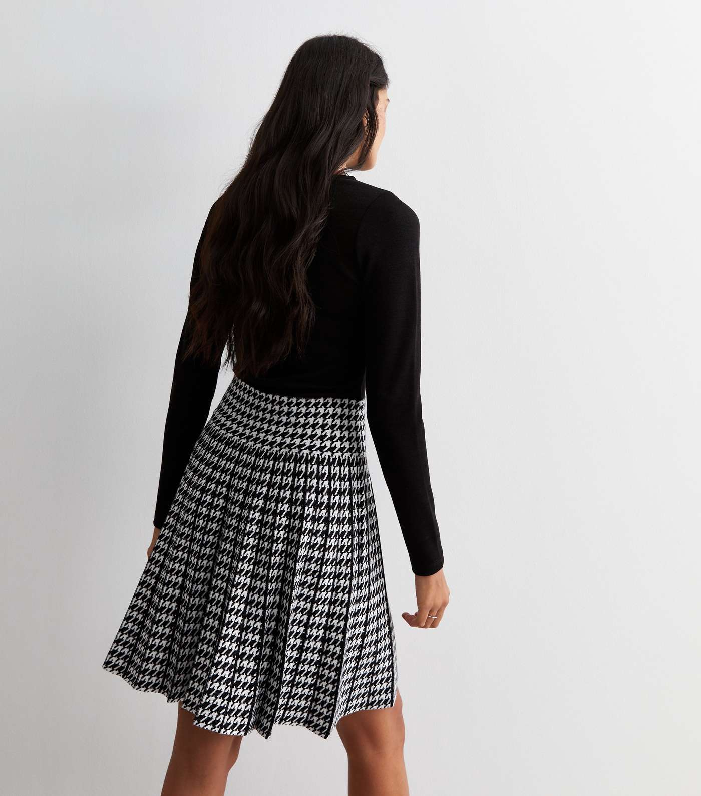 Cameo Rose Black Dogtooth Print Pleated Mini Skirt Image 4