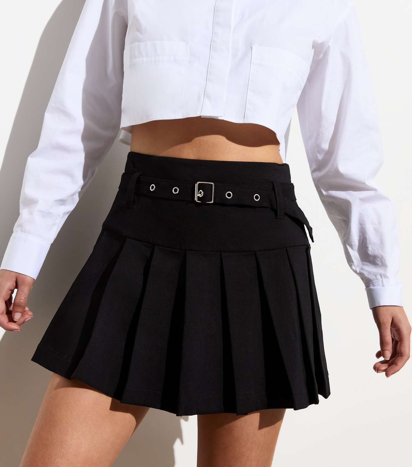 Cameo Rose Black Pleated Mini Skirt Image 3