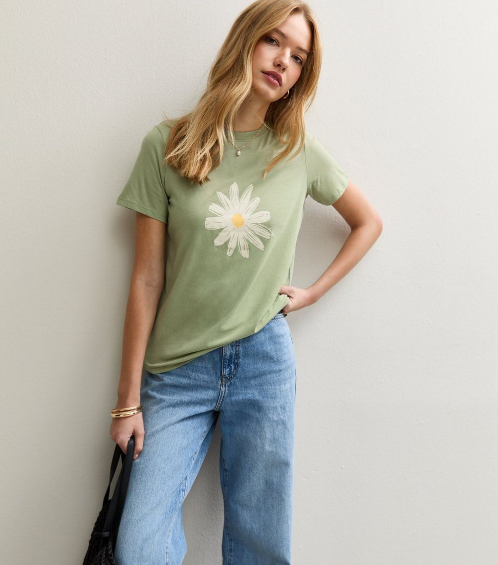Green Daisy Print T