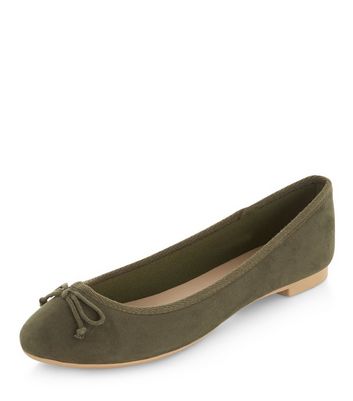 khaki pumps