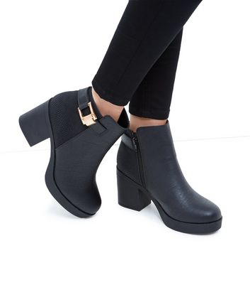 Schwarze Stiefeletten mit Riemen und Schnalle Schwarze Stiefeletten mit Riemen und Schnalle