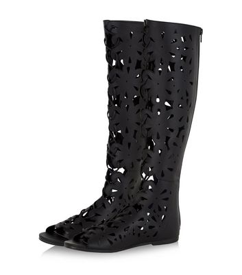 Schwarze Peeptoe Stiefel mit floralem Laserschnittmuster Für später speichern Von gespeicherten Artikeln entfernen Schwarze Peeptoe Stiefel mit floralem Laserschnittmuster Für später speichern Von gespeicherten Artikeln entfernen