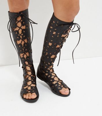 Schwarze Peeptoe Stiefel mit floralem Laserschnittmuster Für später speichern Von gespeicherten Artikeln entfernen Schwarze Peeptoe Stiefel mit floralem Laserschnittmuster Für später speichern Von gespeicherten Artikeln entfernen