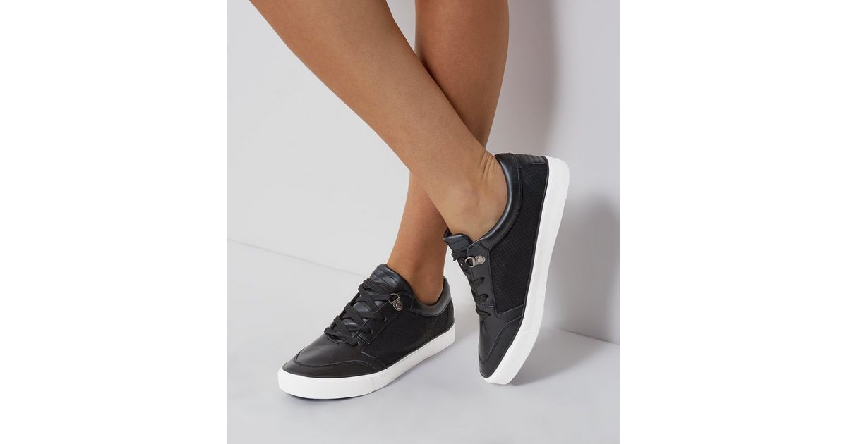 Schwarze Sneaker Mit Schnurung Und Konstrastfarbiger Sohle New Look