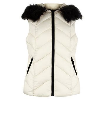 Cream Faux Fur Trim Quilted Gilet New Look