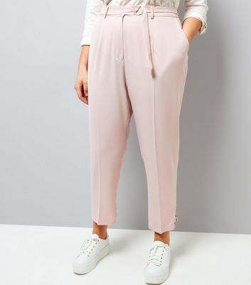 pink cropped trousers