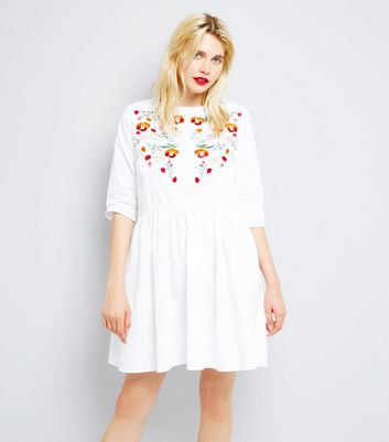 robe blanche avec fleur