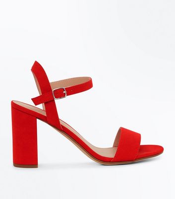 Sandales en suedine rouge a talons blocs New Look