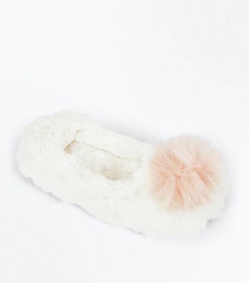 slippers with fur pom pom