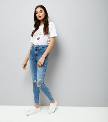 t shirt high waisted jeans