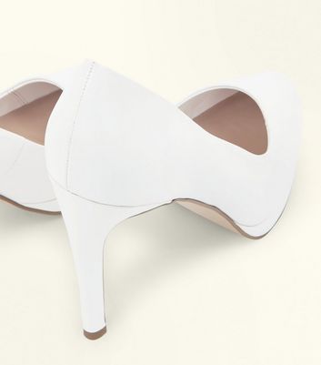 white round toe court shoes