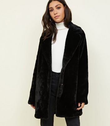 Tall Manteau noir en fausse fourrure | New Look Manteau noir à manches raglan | New Look