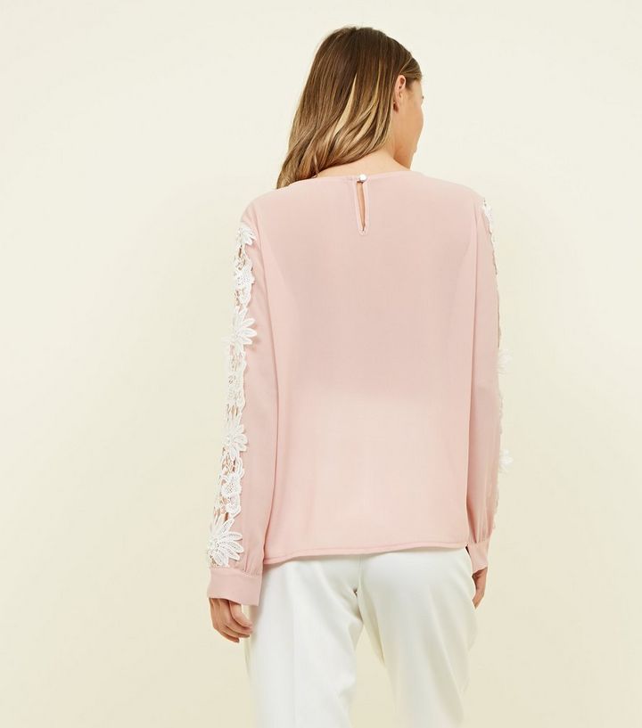 Mela Rosa Bluse Mit Spitzen Einsatz Am Armel New Look