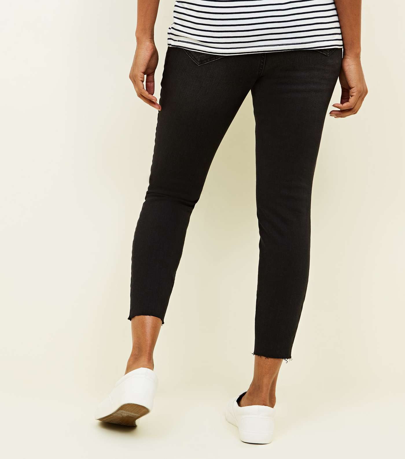 Maternity Black Rinse Wash Ripped Under Bump Skinny Jeans Image 3