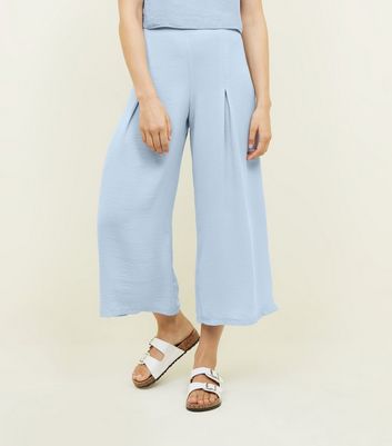 pale blue cropped trousers