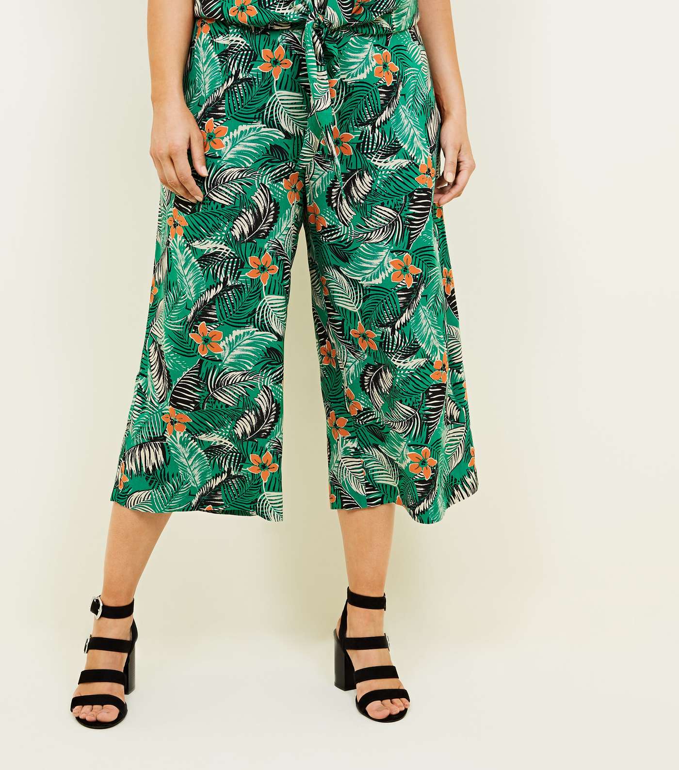 Curves Green Tropical Floral Cropped Trousers Image 2