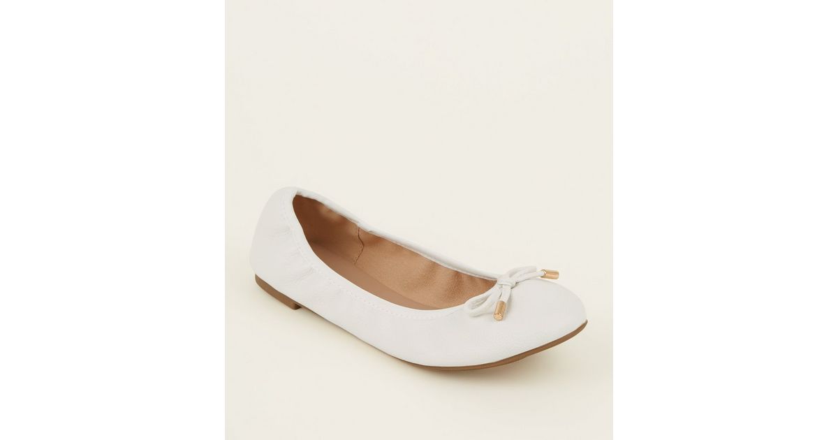 Wide Fit White Bow Front Elasticated Ballet Pumps New Look
