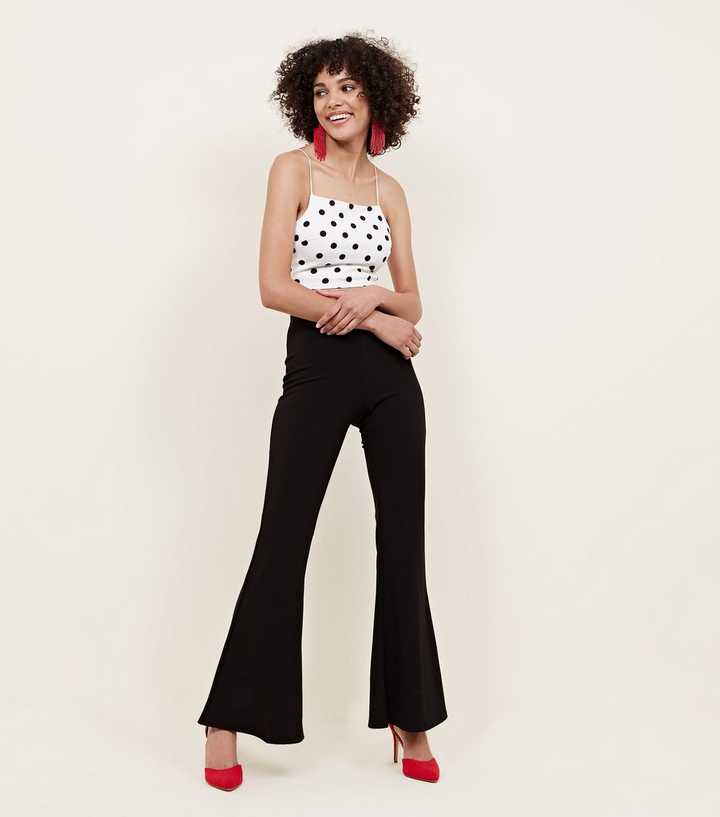 https://media3.newlookassets.com/i/newlook/589275001/womens/clothing/trousers/black-flared-trousers.jpg?strip=true&qlt=50&w=720