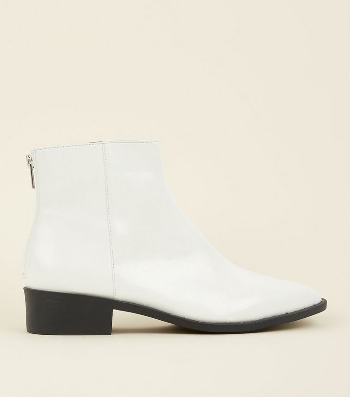 Weisse Spitze Ankle Boots Aus Lack Mit Nietenbesatz New Look