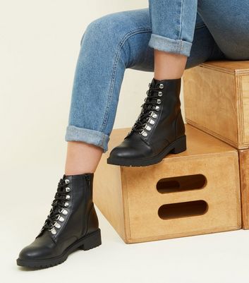 new look lace up chunky flat boot in black