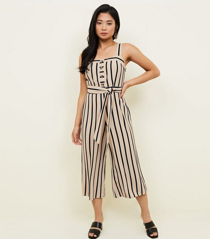 Petite Brauner Gestreifter Culotte Jumpsuit Mit Knopfleiste Vorne New Look