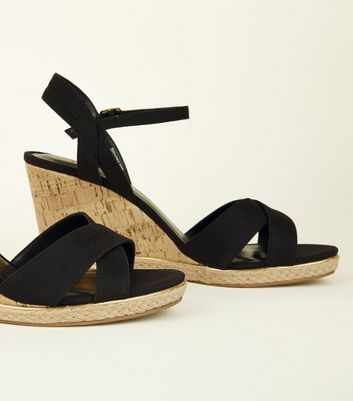 Schwarze High Heels aus Wildlederimitat mit Keilabsatz aus Kork, weite Passform Für später speichern Von gespeicherten Artikeln entfernen Schwarze High Heels aus Wildlederimitat mit Keilabsatz aus Kork, weite Passform Für später speichern Von gespeicherten Artikeln entfernen