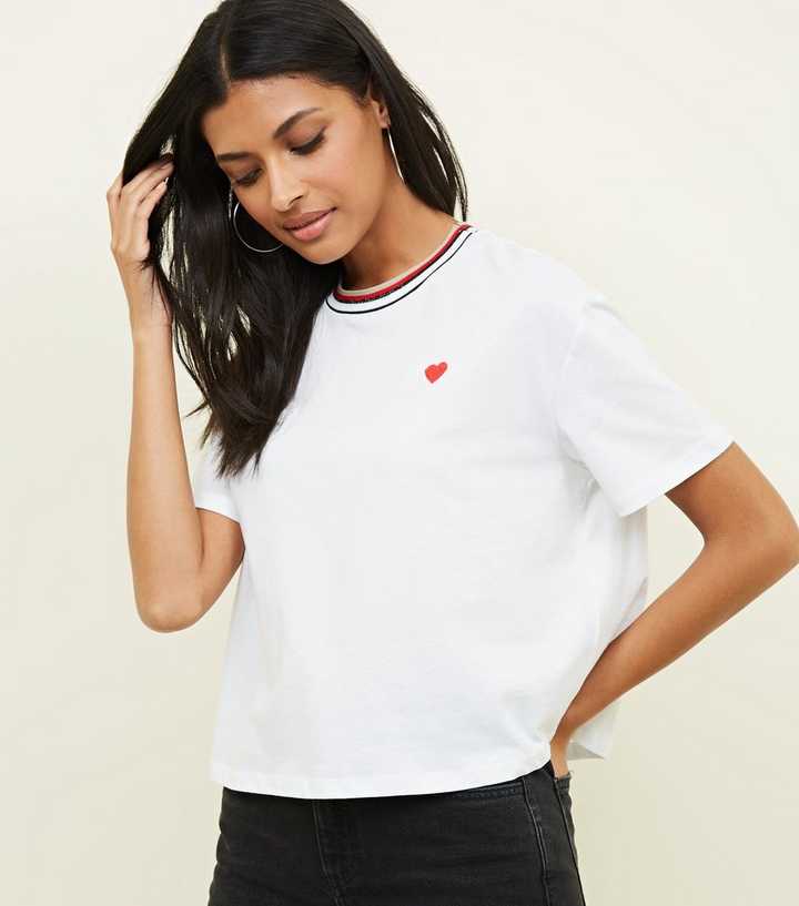 mit Herz-Logo Look und | Weißes New T-Shirt Ausschnitt eingefasstem