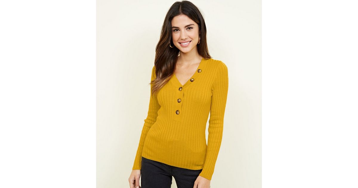 Pull moutarde côtelé et boutonné à l’avant | New Look