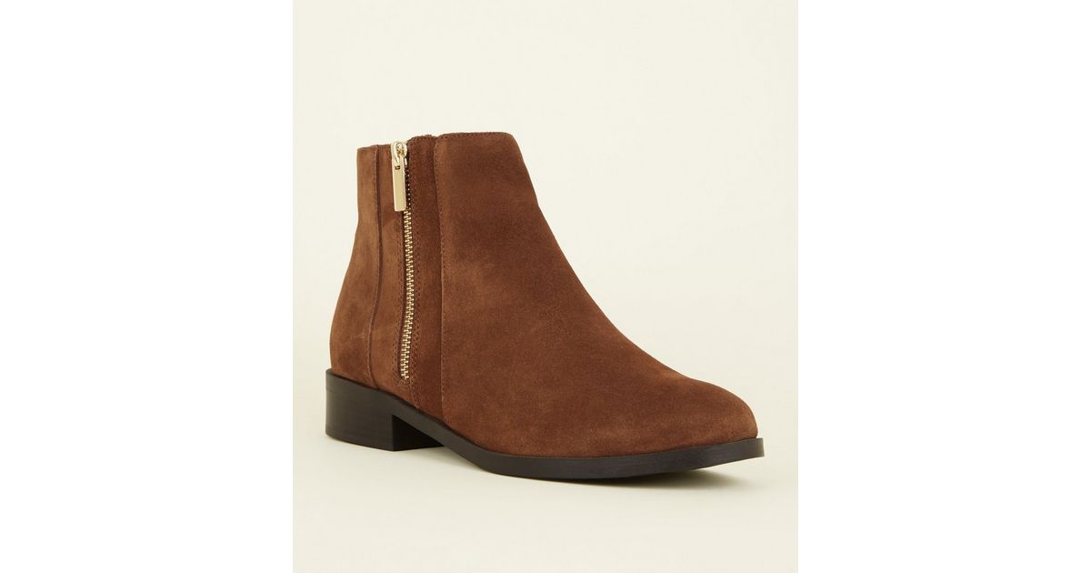 Wide Fit Hellbraune Ankle Boots aus Wildleder mit seitlichem Reißverschluss New Look