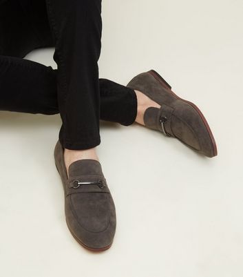 Mocassins gris effet daim et barre sur le devant