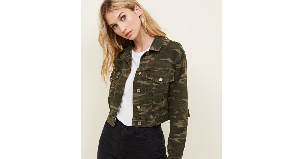 https://media3.newlookassets.com/i/newlook/596081339/womens/clothing/coats-jackets/khaki-camo-cropped-denim-jacket.jpg?w=1200&h=630