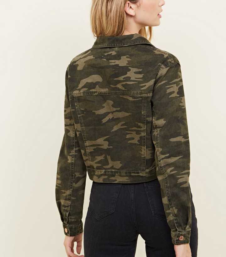 https://media3.newlookassets.com/i/newlook/596081339M2/womens/clothing/coats-jackets/khaki-camo-cropped-denim-jacket.jpg?strip=true&qlt=50&w=720
