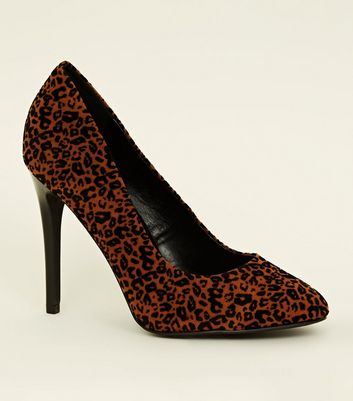 Braune Pumps mit Stiletto Absatz und beflocktem Leopardenmuster Für später speichern Von gespeicherten Artikeln entfernen Braune Pumps mit Stiletto Absatz und beflocktem Leopardenmuster Für später speichern Von gespeicherten Artikeln entfernen