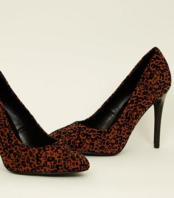 Braune Pumps mit Stiletto Absatz und beflocktem Leopardenmuster Für später speichern Von gespeicherten Artikeln entfernen Braune Pumps mit Stiletto Absatz und beflocktem Leopardenmuster Für später speichern Von gespeicherten Artikeln entfernen