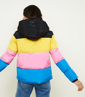 Schwarze, dicke Jacke mit Colour Blocking Design in Regenbogen Optik Für später speichern Von gespeicherten Artikeln entfernen Schwarze, dicke Jacke mit Colour Blocking Design in Regenbogen Optik Für später speichern Von gespeicherten Artikeln entfernen