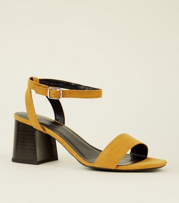 sandales à talon jaune moutarde