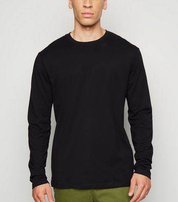 black crew neck tshirt