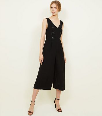 Combinaison jupe culotte noire à découpe en V Combinaison jupe culotte noire à découpe en V