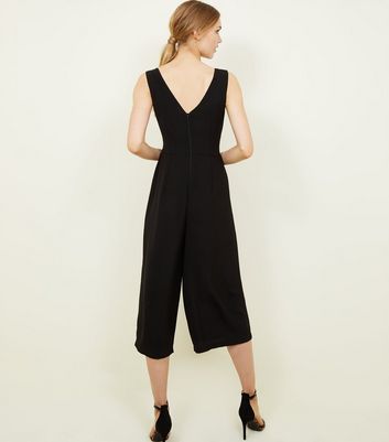 Combinaison jupe culotte noire à découpe en V Combinaison jupe culotte noire à découpe en V