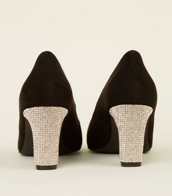 Comfort Flex – Schwarze Pumps mit Strass Absatz Für später speichern Von gespeicherten Artikeln entfernen Comfort Flex – Schwarze Pumps mit Strass Absatz Für später speichern Von gespeicherten Artikeln entfernen