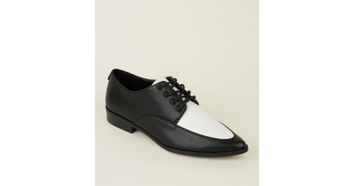 pointed lace up shoes