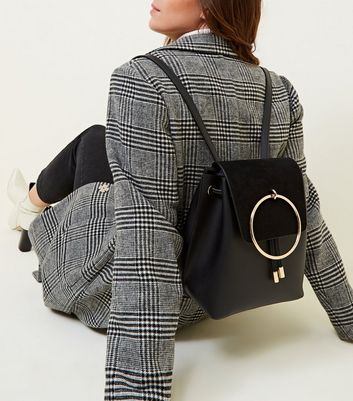 Sac a dos noir a anneau en metal sur le devant New Look