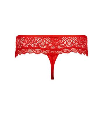 string rouge en dentelle