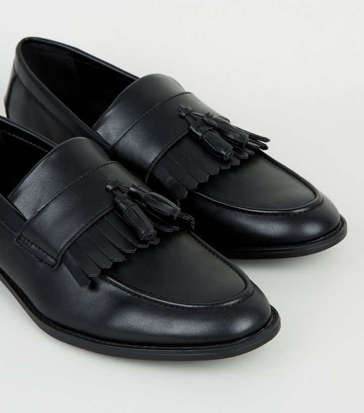 schwarze-loafers-aus-kunstleder-mit-fransen-und-quasten.jpg