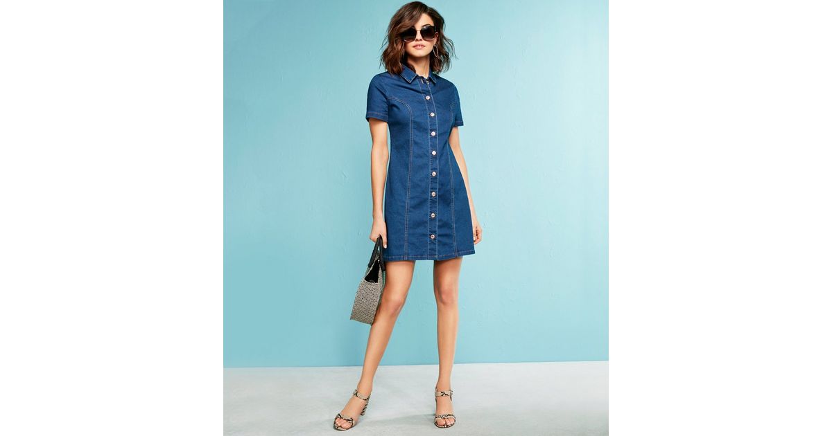 Robe courte en jean bleu foncé à finition brute et boutonnée devant