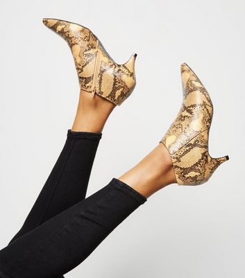 yellow shoes kitten heel