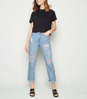 Hellblaue, extrem zerrissene Boyfriend Jeans Für später speichern Von gespeicherten Artikeln entfernen Wie hellblaue Boyfriend Jeans mit schwarzer Stiefel zu